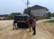 Polsek Banyuates Aktif Ingatkan Pemilik Truk Material Pentingnya Penutup Terpal dan Larangan Knalpot Brong