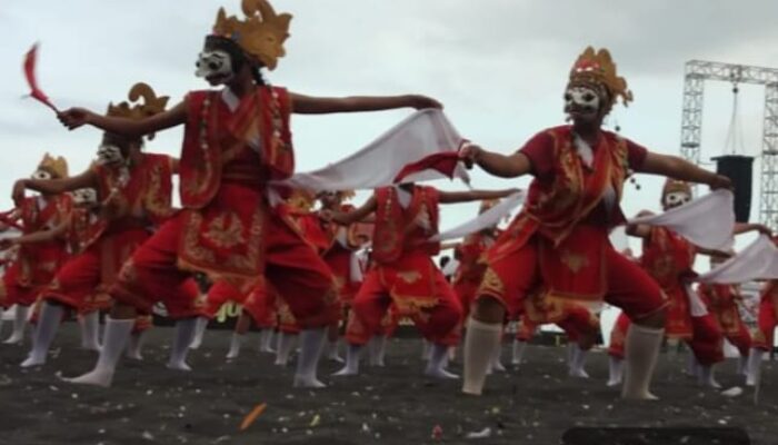 Dandim dan Wamen Parekraf Menyaksikan Tari Segoro Topeng Kaliwungu