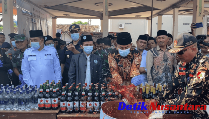 Sikat Habis Miras! Pemkab Probolinggo Musnahkan Sepuluh Ribu Botol demi Selamatkan Generasi Muda