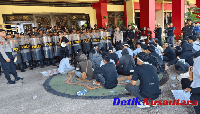Ricuh di Sumenep: Demo GMK Berujung Penyegelan Kantor Pemkab, Tuntut Bupati Hadir dan Cabut Izin Migas