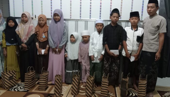 Ketika Kades Patemon Pakuniran dan Istri Santuni Anak Yatim di Kediamannya