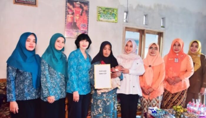 PKK Lumajang Beri Bantuan GSI untuk Ibu Pasca Melahirkan Berisiko Tinggi