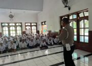 Santri di Ponpes Rofiatul Islam Krejengan Diberi Bekal untuk Keselamatan Berlalu Lintas