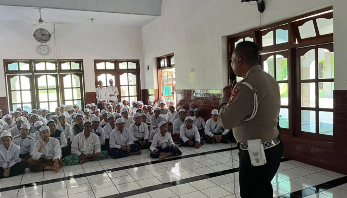 Santri di Ponpes Rofiatul Islam Krejengan Diberi Bekal untuk Keselamatan Berlalu Lintas