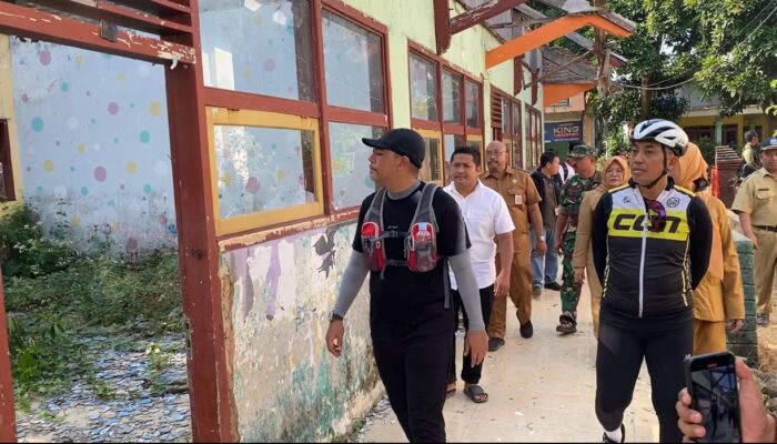 Bupati Haris Datangi 3 Ruang Kelas Rusak di SDN Kaliacar Probolinggo