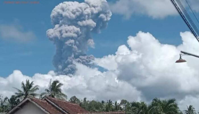 Gunung Raung Erupsi Lagi, Percikan Api Kembali Terlihat