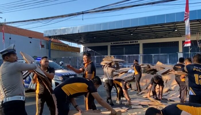 Kecelakaan Pikap Muatan Kardus Sempat Macetkan Jalan Raya di Bangil