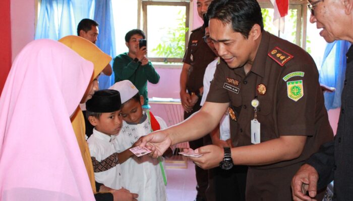 Jaksa Kejari Kabupaten Probolinggo Peduli Anak, Puluhan Anak dapat Bantuan KIA