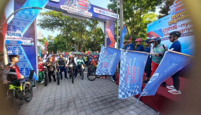 Ribuan Warga Gowes Bareng Bupati Probolinggo di Stadion Gelora Merdeka Kraksaan