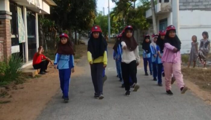 SDN Batioh 1 Antusias Latihan Gerak Jalan Sambut HUT ke-80RI
