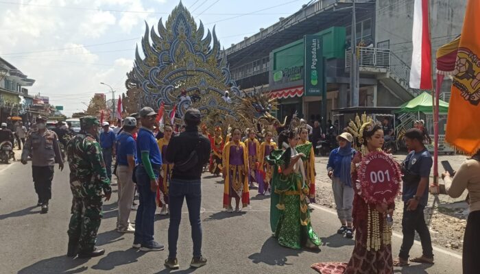 Ribuan Warga Sampang Tumplek Blek Meyaksikan Lomba Karnaval HUT ke-80 RI