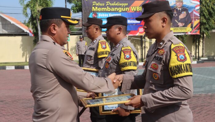 Kapolres Probolinggo Beri Penghargaan 3 Anggota Bhabinkamtibmas Berprestasi 