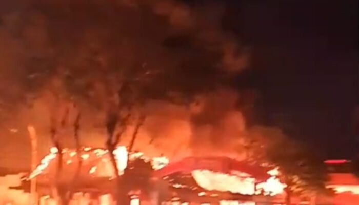 Grahadi Surabaya Jadi Lautan Api, Massa Semakin Bringas