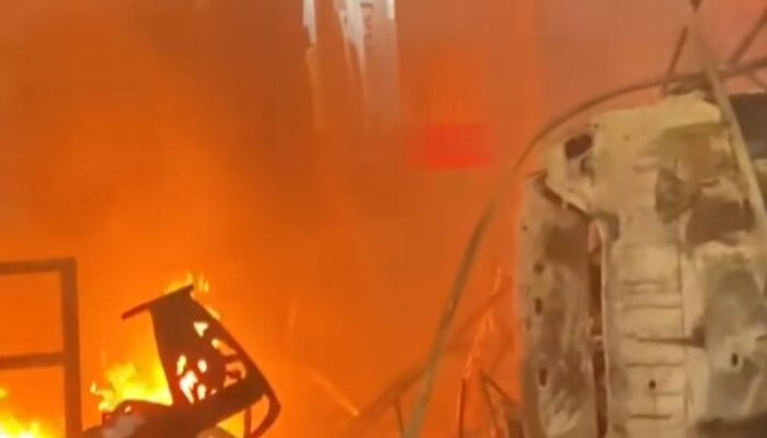 Kantor Bupati Kediri Dibakar, Ribuan Demonstrans Juga Bakar Gedung Dewan