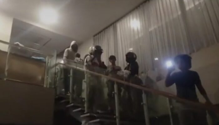 Tak Dijaga Aparat, Rumah Sri Mulyani Disatroni Massa, Massa Bawa Perhiasan dan Barang Berharga