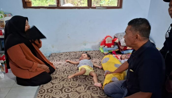 Pokja Jurnalis Kraksaan Santuni Elena, Balita Penderita Sindrom Proteus di Besuk Probolinggo