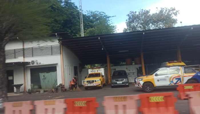 Truk Fuso Terguling  dan Tabrak Pagar Pembatas di Tol Gempol, Sopir Diminta Ganti Rugi Rp24 Juta