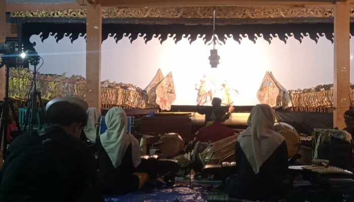 Pagelaran Wayang Kulit di Desa Tumpeng, Lumajang. Bentuk Syukur dan Doa Tolak Bala