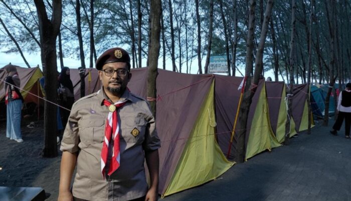 Pramuka SMP Al Irsyad Tempa Kemandirian Siswa Lewat Kemah di Pantai Duta