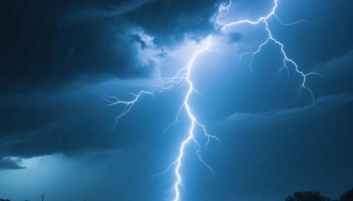 Cara Aman Melindungi Diri dari Sambaran Petir Saat Musim Hujan