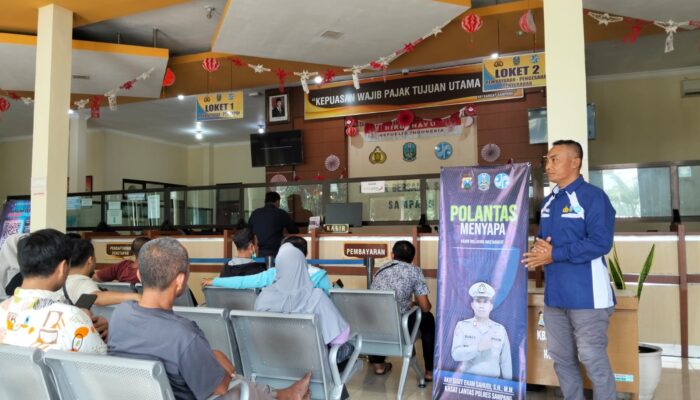 Polantas Menyapa: Polisi Lalu Lintas Ajak Masyarakat Tertib dan Aman di Jalan