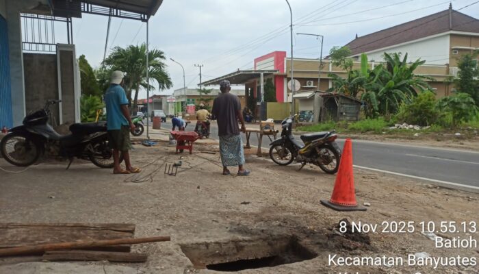 Cegah Banjir di Jalan Raya Pantura Mantan Kades Batioh Perbaiki Gorong Gorong