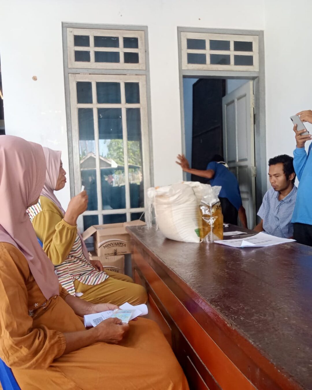 Ratusan KPM di Arjasa Sumenep Terima Bantuan Beras dan Minyak Goreng