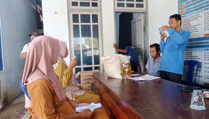 Ratusan KPM di Arjasa Sumenep Terima Bantuan Beras dan Minyak Goreng