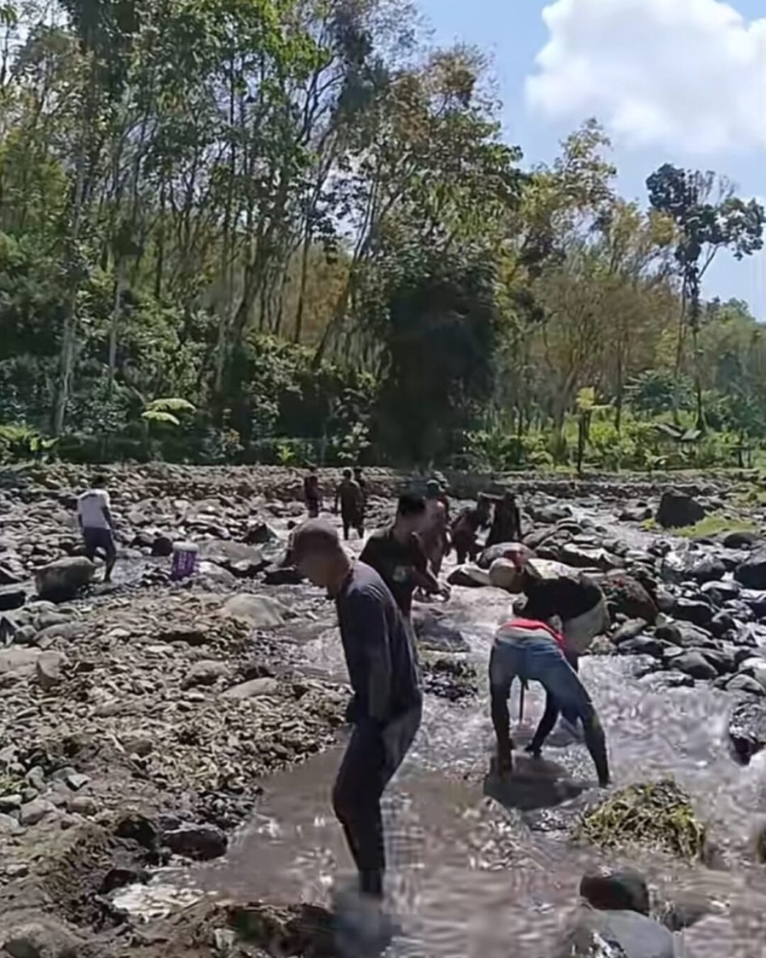 Aksi Heroik Normalisasi Sungai Manual di Kalijompo Jember, Kapan Dinas Terkait Turun Tangan?