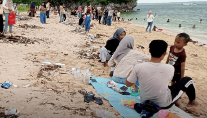 Wisata Pantai Pasir Putih Kangean Sumenep Dikeluhkan Pengunjung Akibat Sampah Menumpuk