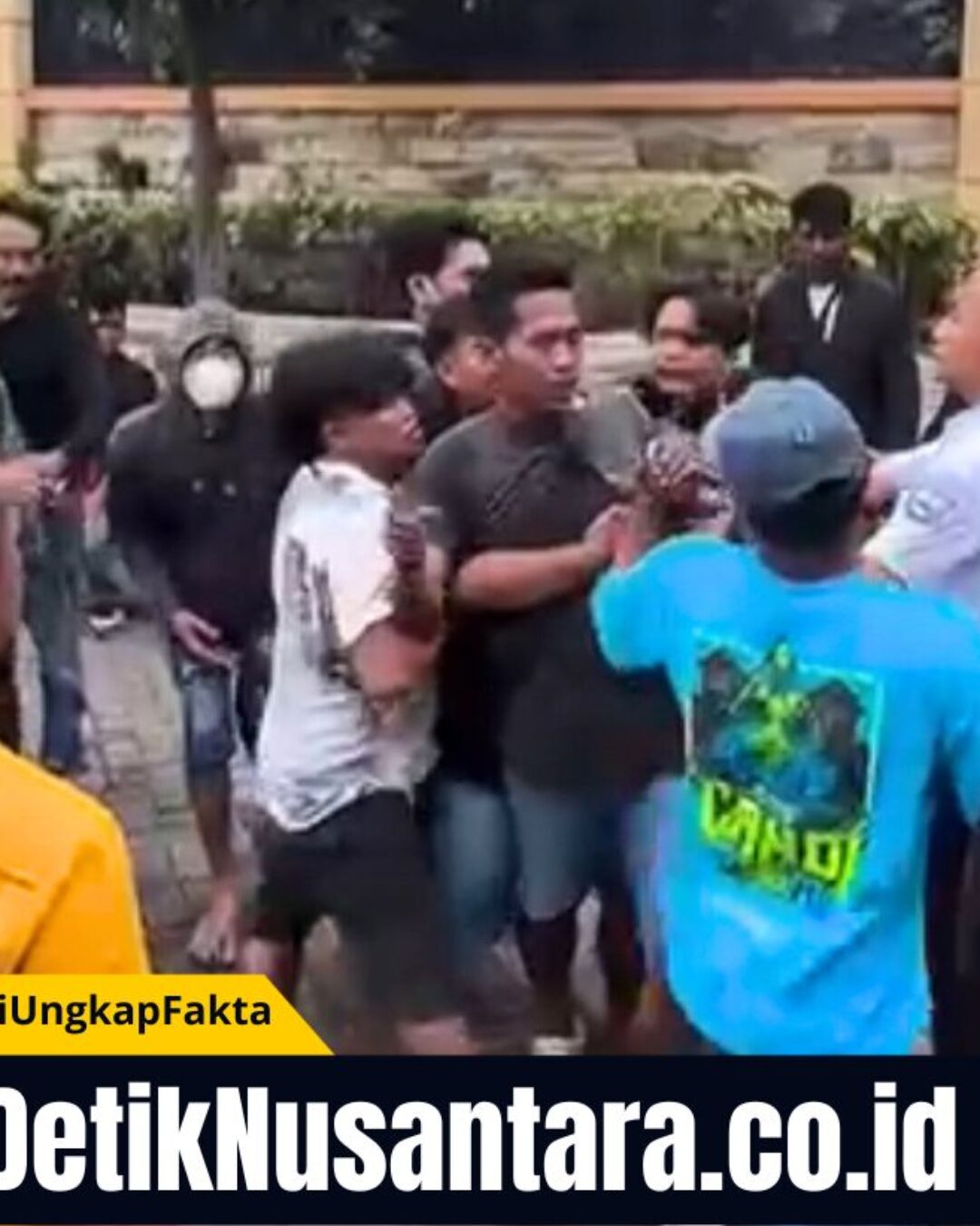 Berujung Penganiayaan Wartawan, Diduga Oknum Perwira Polres Izinkan Pemuda Pesta Miras di Halaman DPRD Probolinggo