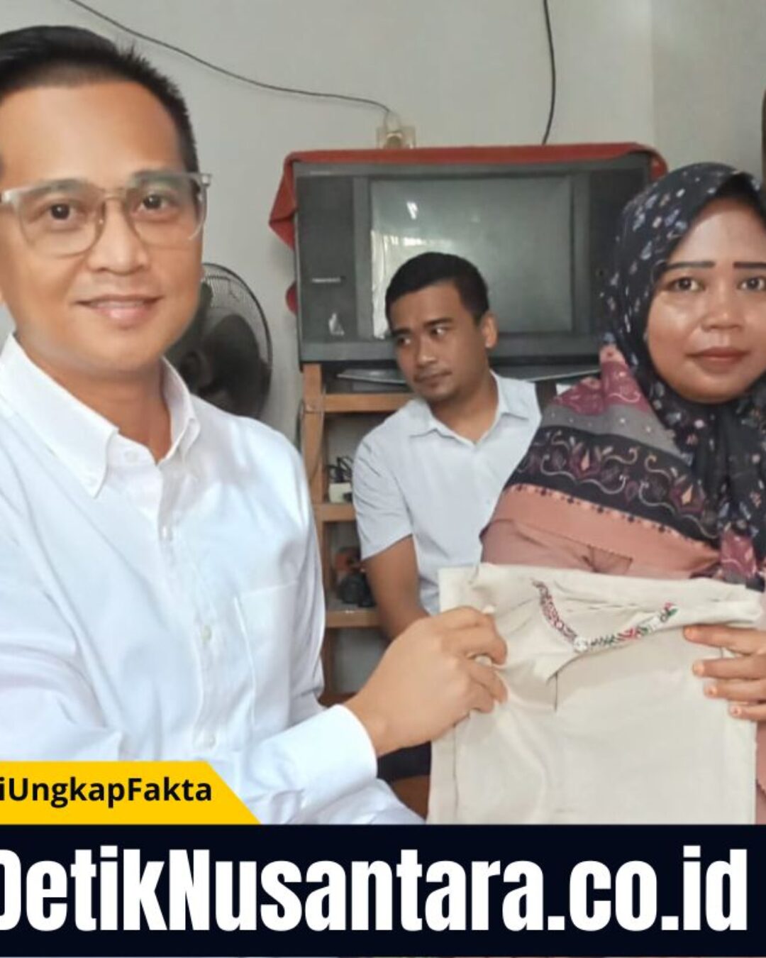 Ketua DPRD Probolinggo Oka Mahendra Salurkan Seragam untuk Majelis Muslimat An-Nur