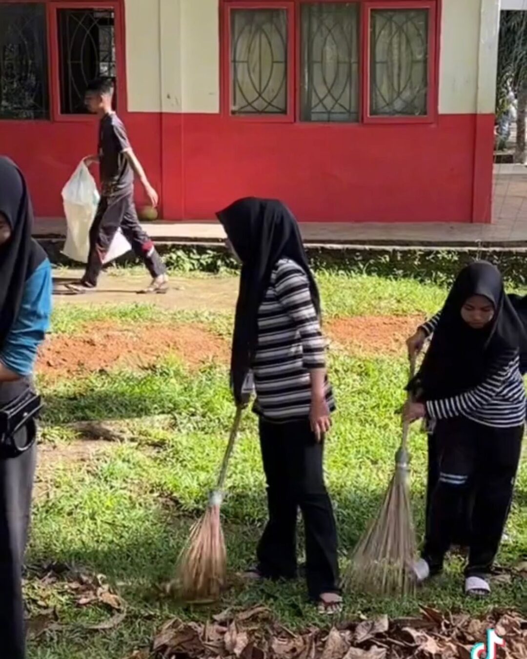 Jember-Lumajang Resik! Intip Kompaknya Aksi Satu Jam Bersih-Bersih di Lingkungan Cabdin Wilayah Jember