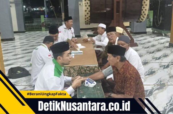Jemaah Masjid Ar-Raudlah Kraksaan Serbu Layanan Cek Kesehatan Gratis PC LKNU