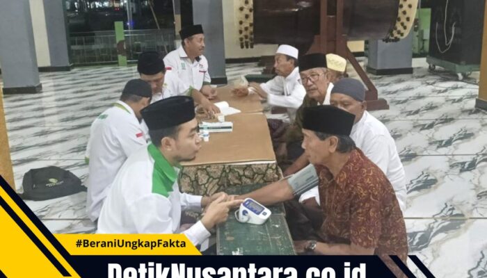 Jemaah Masjid Ar-Raudlah Kraksaan Serbu Layanan Cek Kesehatan Gratis PC LKNU