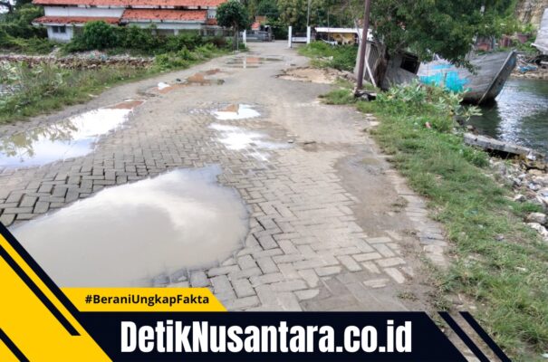 Jalan Pelabuhan Batu Guluk Kangean Rusak Parah, Pengendara: Kami Takut Truk Terguling!