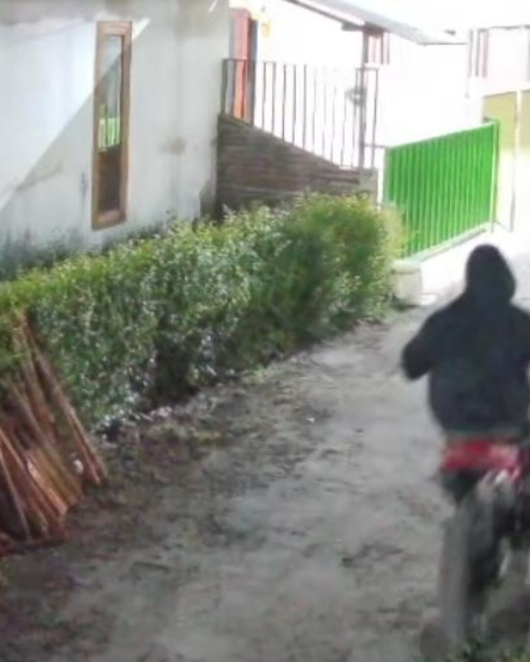 Teror Petasan Guncang Kraksaan: Rumah Warga Alassumur Kulon Diserang Pria Berjaket Hitam