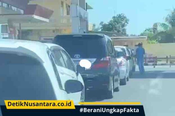 Harga Pertamax Naik, Mobil Mewah Alphard Ikut Antre Pertalite di SPBU Probolinggo