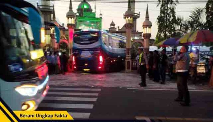 AKP Febry Hermawan Pimpin Langsung Pengawalan Kedatangan Jemaah Haji Bangkalan, Pastikan Aman dan Lancar