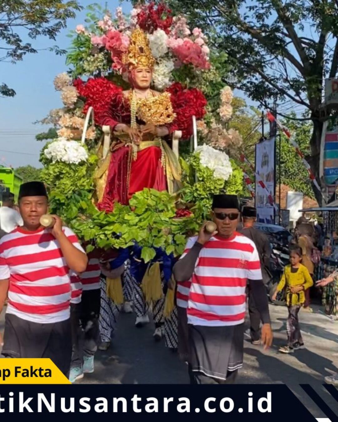 Tradisi Petik Laut Desa Binor Meriah, Kades Berkostum Ratu Majapahit Pimpin Kirab Budaya
