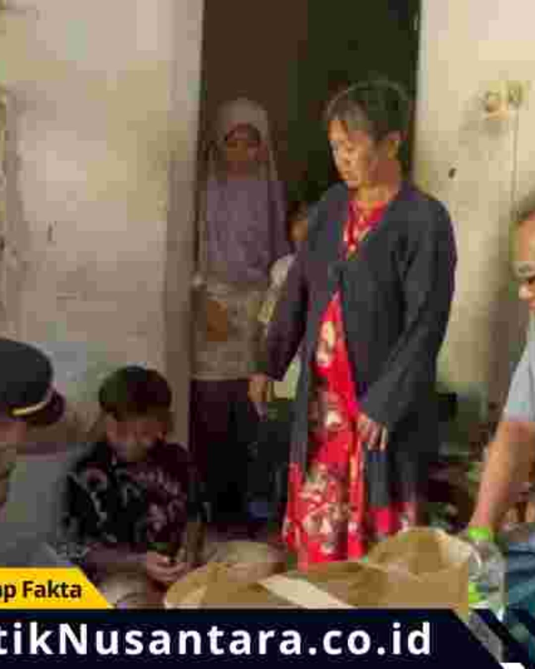 Sat Binmas Polres Situbondo Berikan Seragam Sekolah Gratis untuk Anak Penjual Balon, Wujud Nyata Kepedulian terhadap Pendidikan