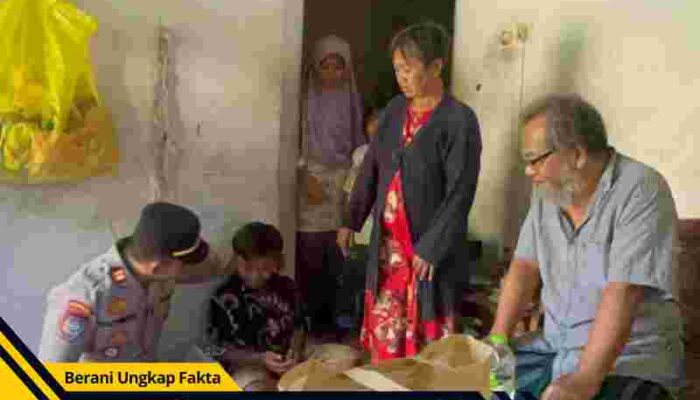 Sat Binmas Polres Situbondo Berikan Seragam Sekolah Gratis untuk Anak Penjual Balon, Wujud Nyata Kepedulian terhadap Pendidikan