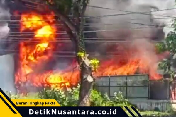 Kebakaran Hebat Toko Berlian Jaya Paiton, Tiga Mobil Damkar Diterjunkan, Sejumlah Bangunan Hangus Terbakar