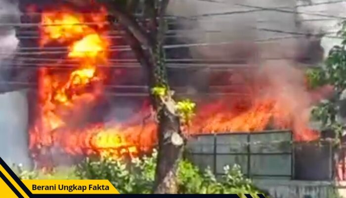 Kebakaran Hebat Toko Berlian Jaya Paiton, Tiga Mobil Damkar Diterjunkan, Sejumlah Bangunan Hangus Terbakar
