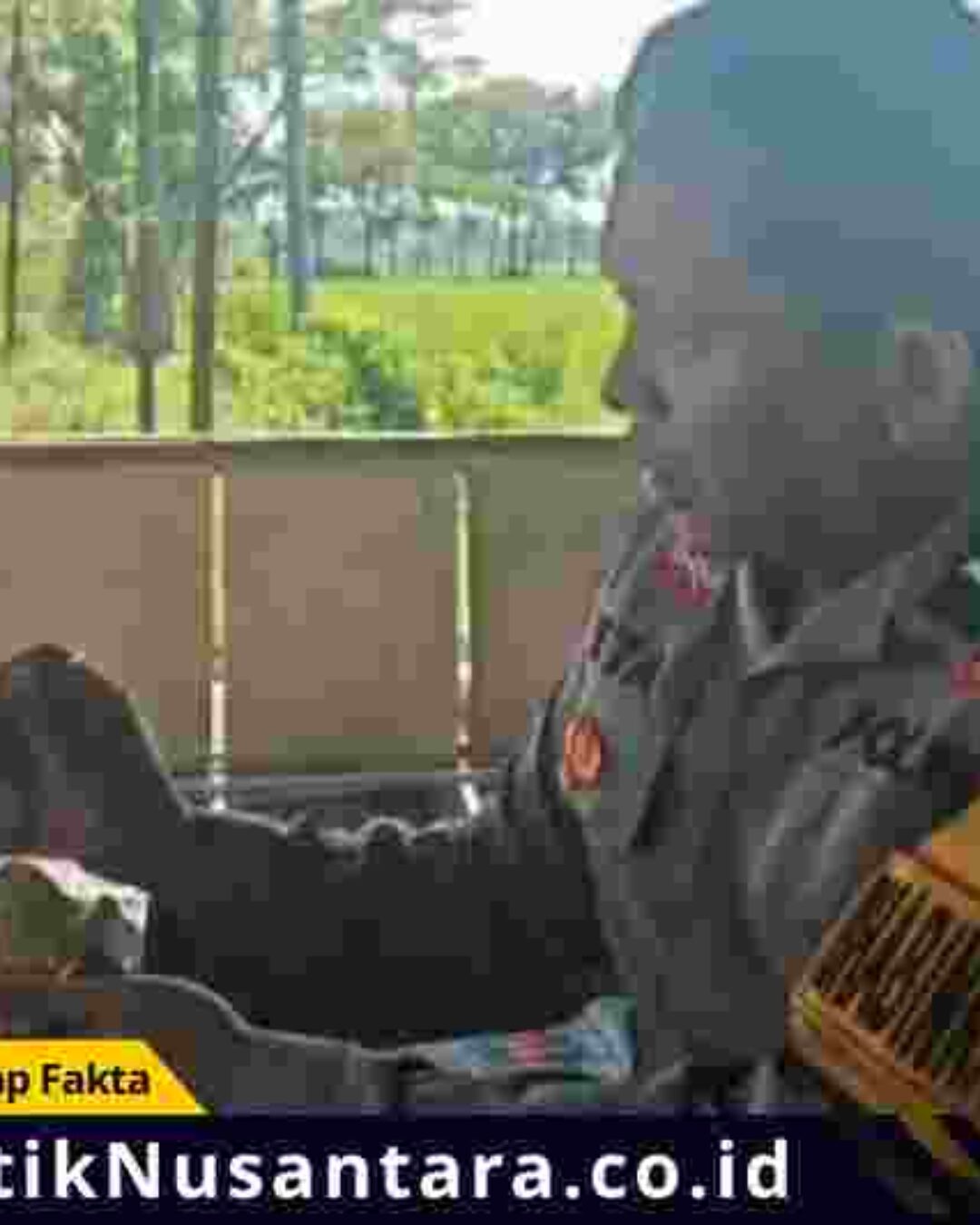 Bhabinkamtibmas Polsek Kota Lumajang Tunjukkan Aksi Humanis, Suapi ODGJ di Jalan demi Wujudkan Kepedulian Sesama