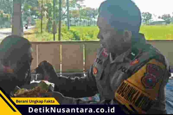 Bhabinkamtibmas Polsek Kota Lumajang Tunjukkan Aksi Humanis, Suapi ODGJ di Jalan demi Wujudkan Kepedulian Sesama
