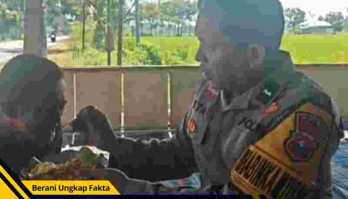 Bhabinkamtibmas Polsek Kota Lumajang Tunjukkan Aksi Humanis, Suapi ODGJ di Jalan demi Wujudkan Kepedulian Sesama