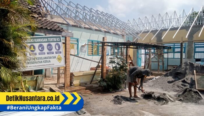 Proyek Revitalisasi SMPK St. Lukas Kedungrejo Lumajang Disorot, Pekerja Diduga Abaikan K3 dan APD