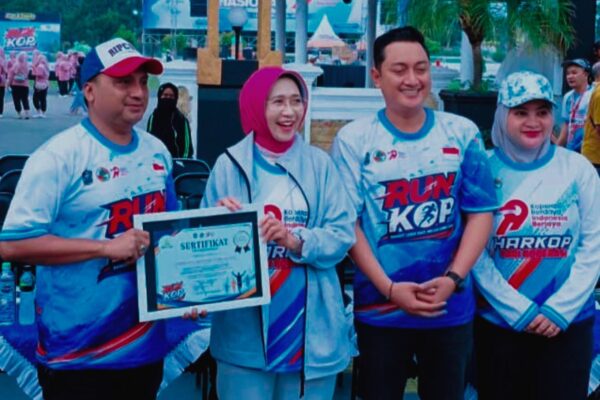 Dukung Program Pemkab Lumajang, Pengusaha Muda Rayyan Agung Raih Penghargaan dari Bupati