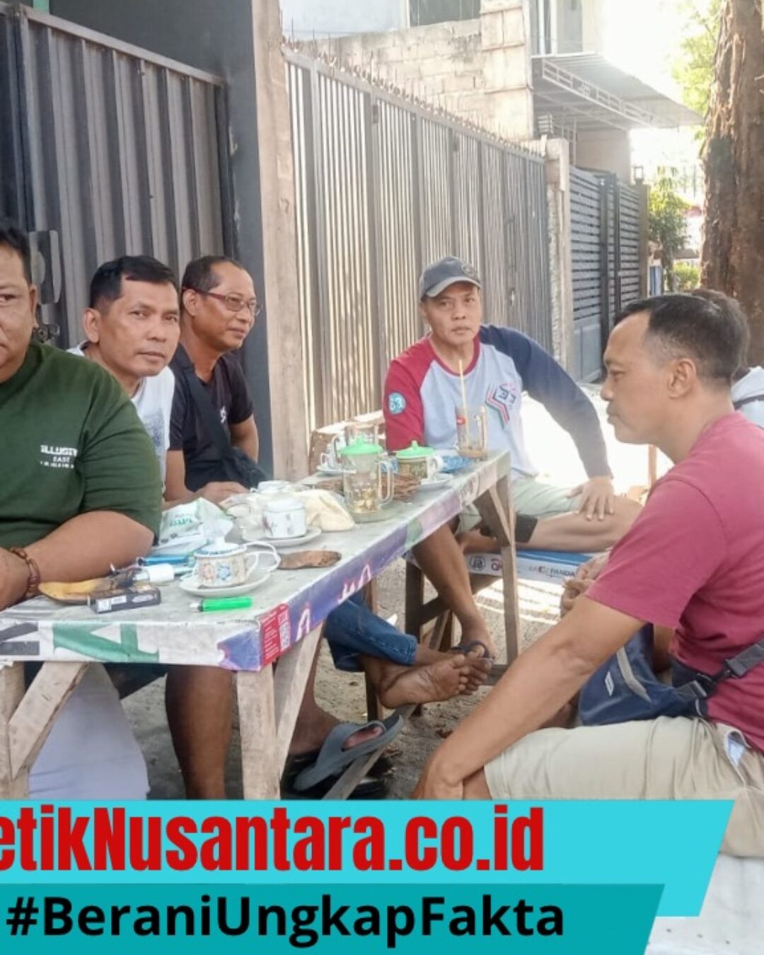 Ngopi di Warung Kopi Pinggir Jalan, H. Bukasan Serap Aspirasi Warga Sekaligus Dukung UMKM Lumajang